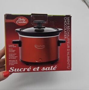 Betty Crocker Red Sweet & Savory Mini Crock Pot Food Heater Fondu Pot NIB